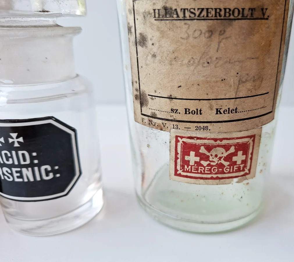 NAME_FR: Ensemble de Flacons d'Apothicaire / Pharmacie Anciens — 4 Pièces 7